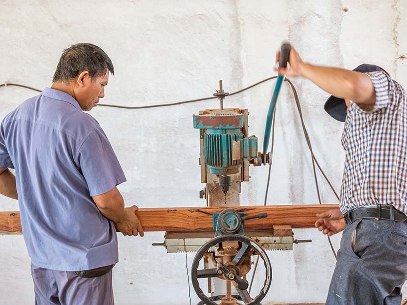普格楼梯地板柜门的油漆修复-11