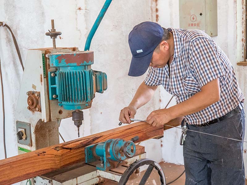 普格楼梯地板柜门的油漆修复-10