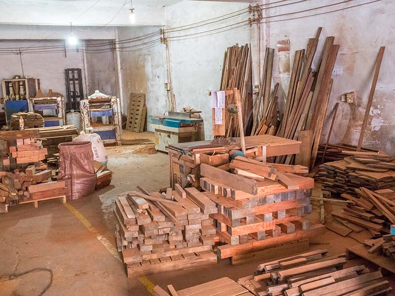 普格楼梯地板柜门的油漆修复-09